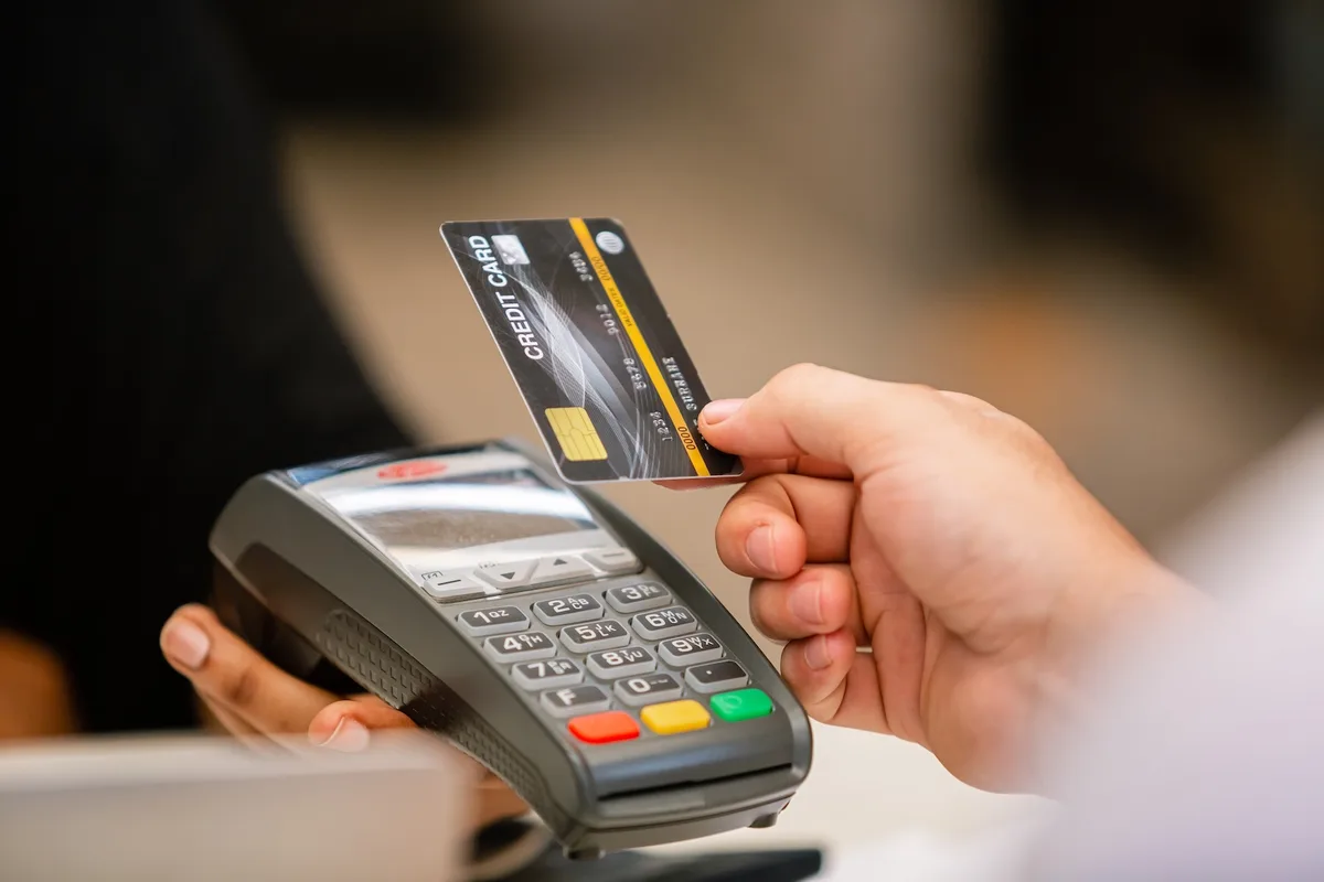 Straipsnio nuotrauka: Atsiskaitymai banko kortele parduotuvėse: nepakeičiamas patogumas ar paslėpta rizika?